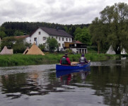 herrliche Gegend mit dem Boot genießen