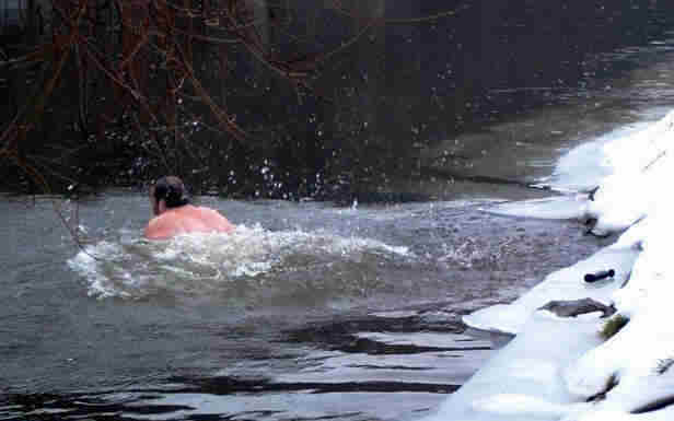 Winterbaden im Regen bei Imhof